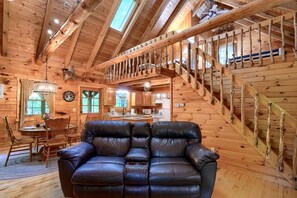 TV, fireplace, DVD player - Cozy Log Cabin for an Ohio Outdoor Adventure near Hocking Hills State Park (New Plymouth)