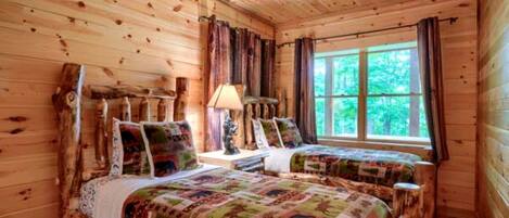 3 bedrooms, in-room safe, iron/ironing board, WiFi