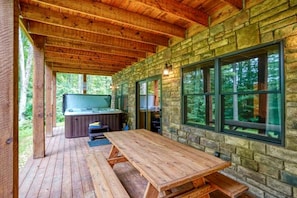 Outdoor dining - Dreamy Log Cabin near Hocking Hills for a Relaxing Getaway in Ohio (Logan)