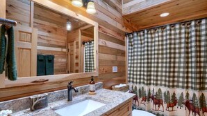 Towels, soap, shampoo, toilet paper - Dreamy Log Cabin near Hocking Hills for a Relaxing Getaway in Ohio (Logan)