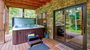 Indoor spa tub - Dreamy Log Cabin near Hocking Hills for a Relaxing Getaway in Ohio (Logan)