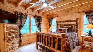 3 bedrooms, in-room safe, iron/ironing board, WiFi - Dreamy Log Cabin near Hocking Hills for a Relaxing Getaway in Ohio (Logan)