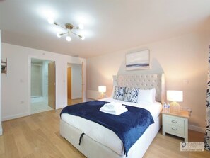 Iron/ironing board, travel cot, WiFi, bed sheets - Two Bedroom Apartment in Gallions Reach (London)