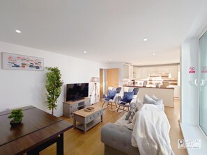 TV - Two Bedroom Apartment in Gallions Reach (London)