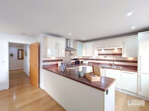 Fridge, microwave, oven, dishwasher - Two Bedroom Apartment in Gallions Reach (London)