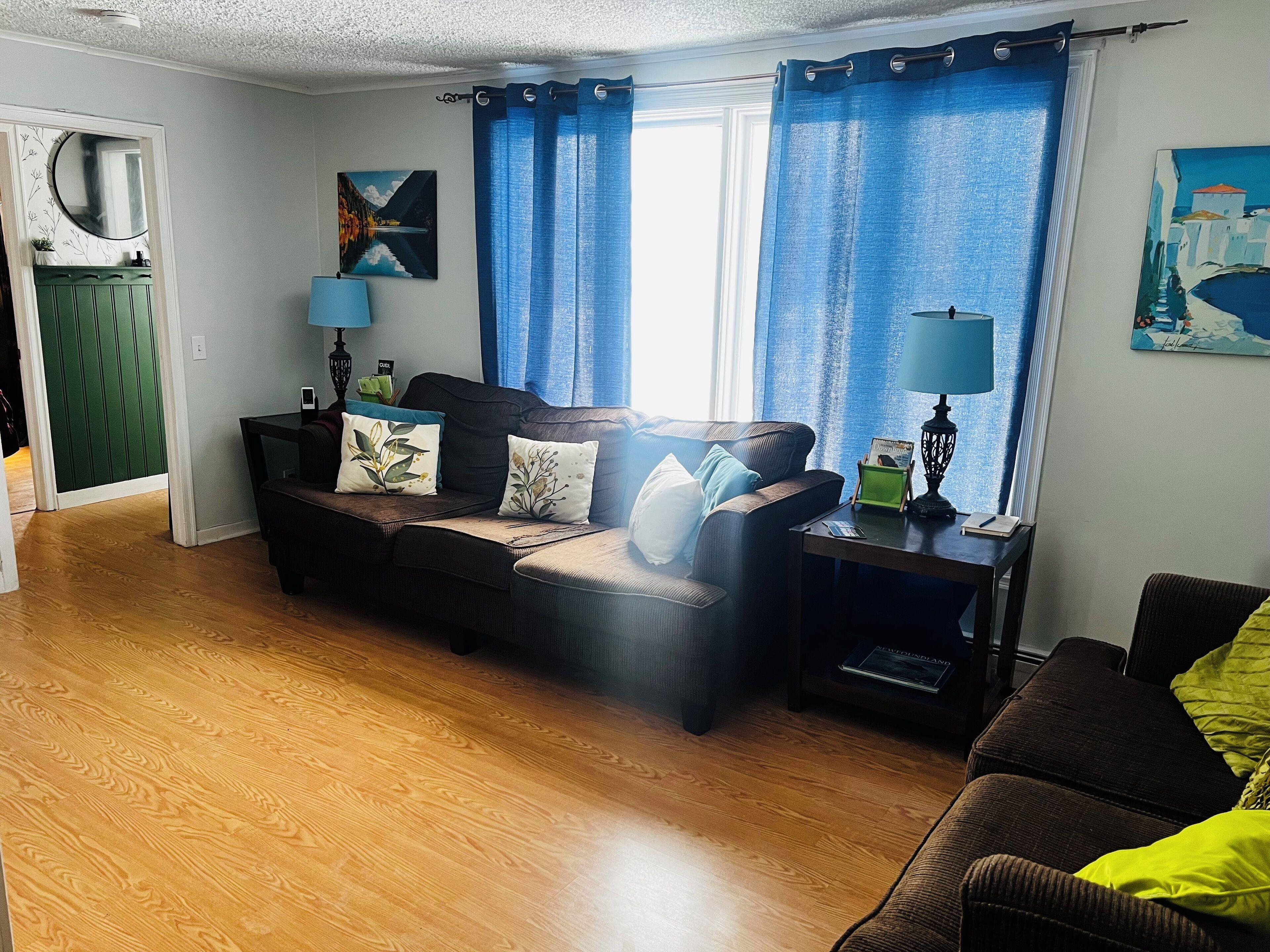 Älytelevisio, takka, DVD-soitin, pöytäjalkapallopöytä