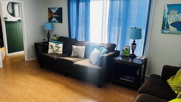 Smart-tv, een open haard, een dvd-speler en tafelvoetbal