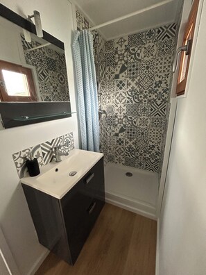 Shower, hair dryer, toilet paper - Bright, renovated chalet, sleeps 6 (Gruissan)