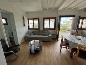 Living area - Bright, renovated chalet, sleeps 6 (Gruissan)