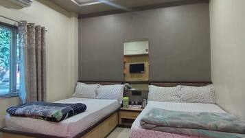 Habitación de lujo | Espacio para trabajar con un portátil