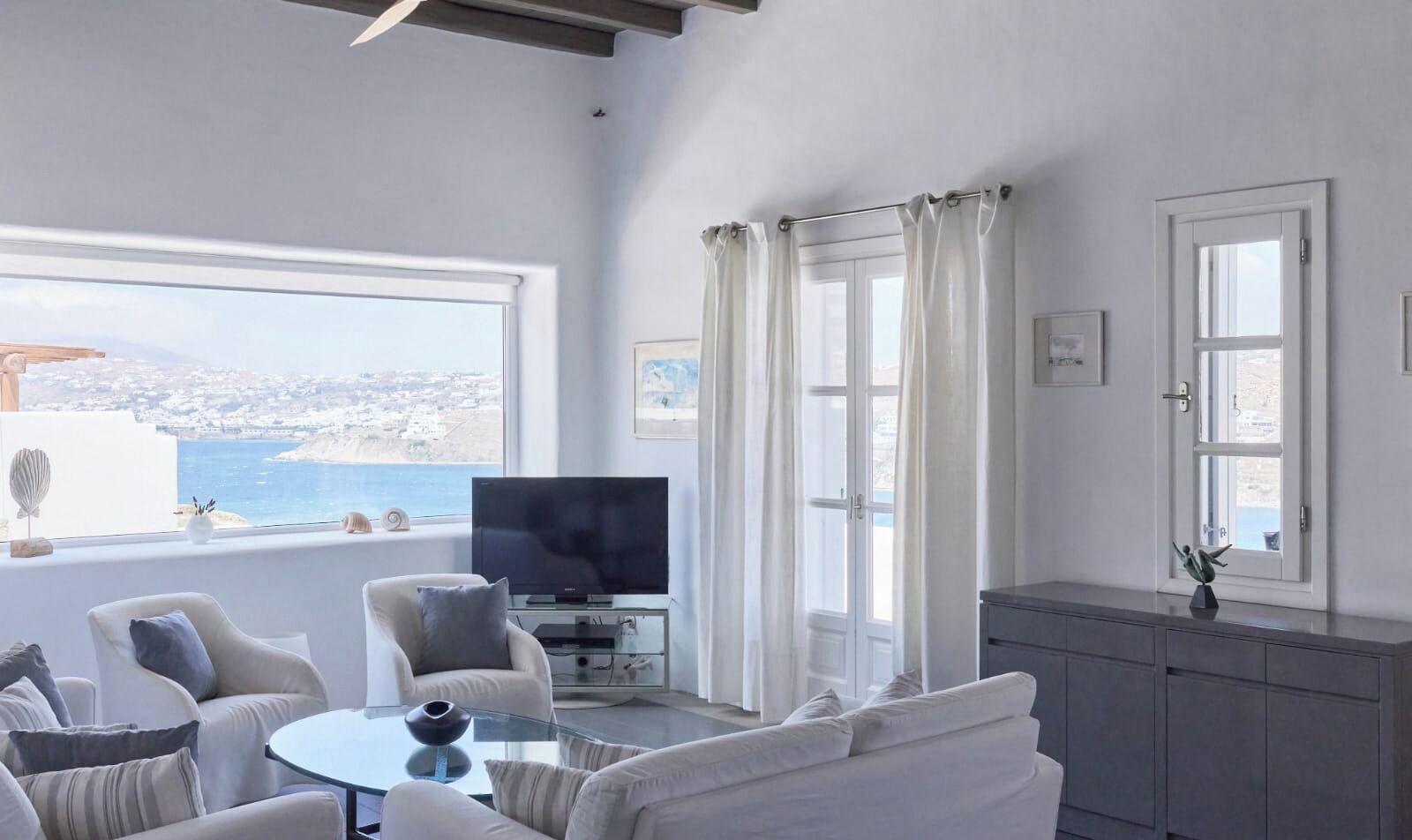 Villa, piscina privata, vista mare | Area soggiorno | TV a schermo piatto