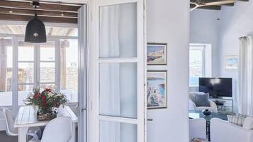 Villa, piscina privata, vista mare | Area soggiorno | TV a schermo piatto