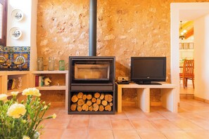 TV, fireplace - Sitjoles: Rustic Finca with Pool and Beautiful Garden South of Campos (Campos)