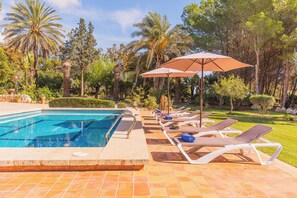 Outdoor pool - Sitjoles: Rustic Finca with Pool and Beautiful Garden South of Campos (Campos)