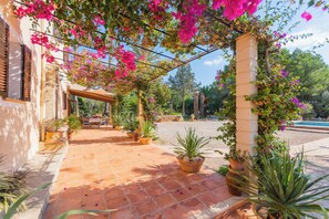 Terrace/patio - Sitjoles: Rustic Finca with Pool and Beautiful Garden South of Campos (Campos)
