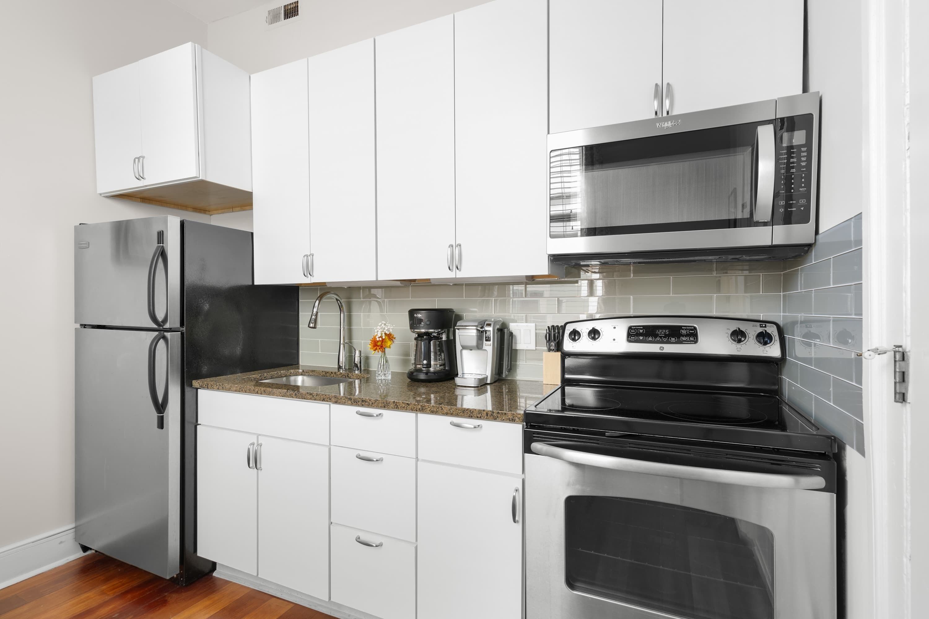 Réfrigérateur, micro-ondes, four, plaque de cuisson