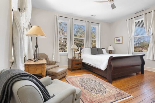 The Study | Cozy Apartment w/King Bed + Parking