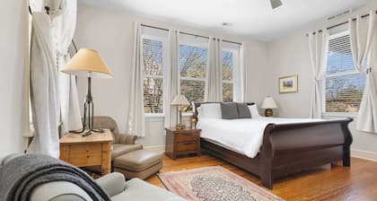 The Study | Cozy Apartment w/King Bed + Parking