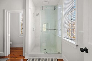 Een douche, een haardroger, handdoeken