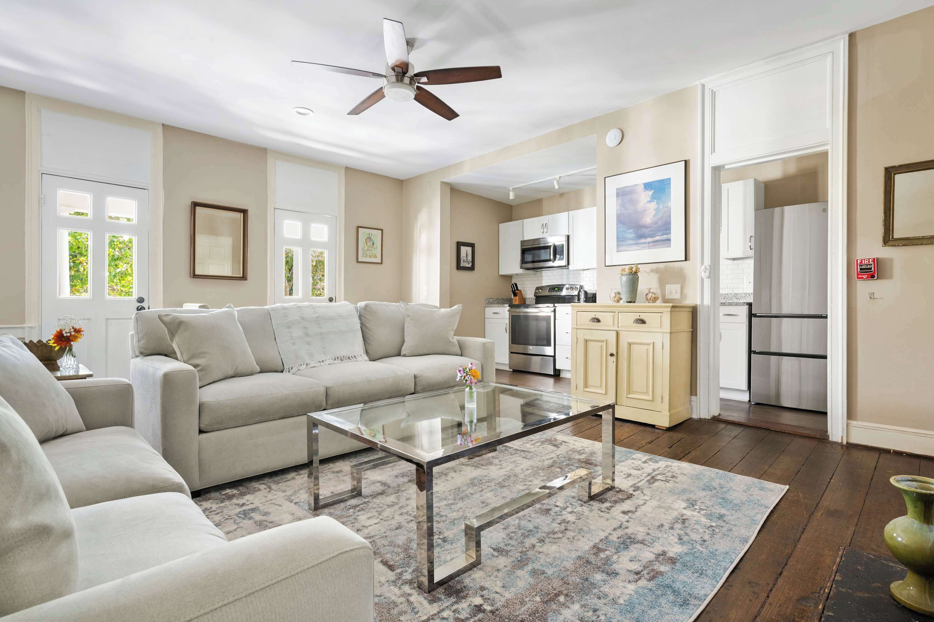 Televisión y oficina 