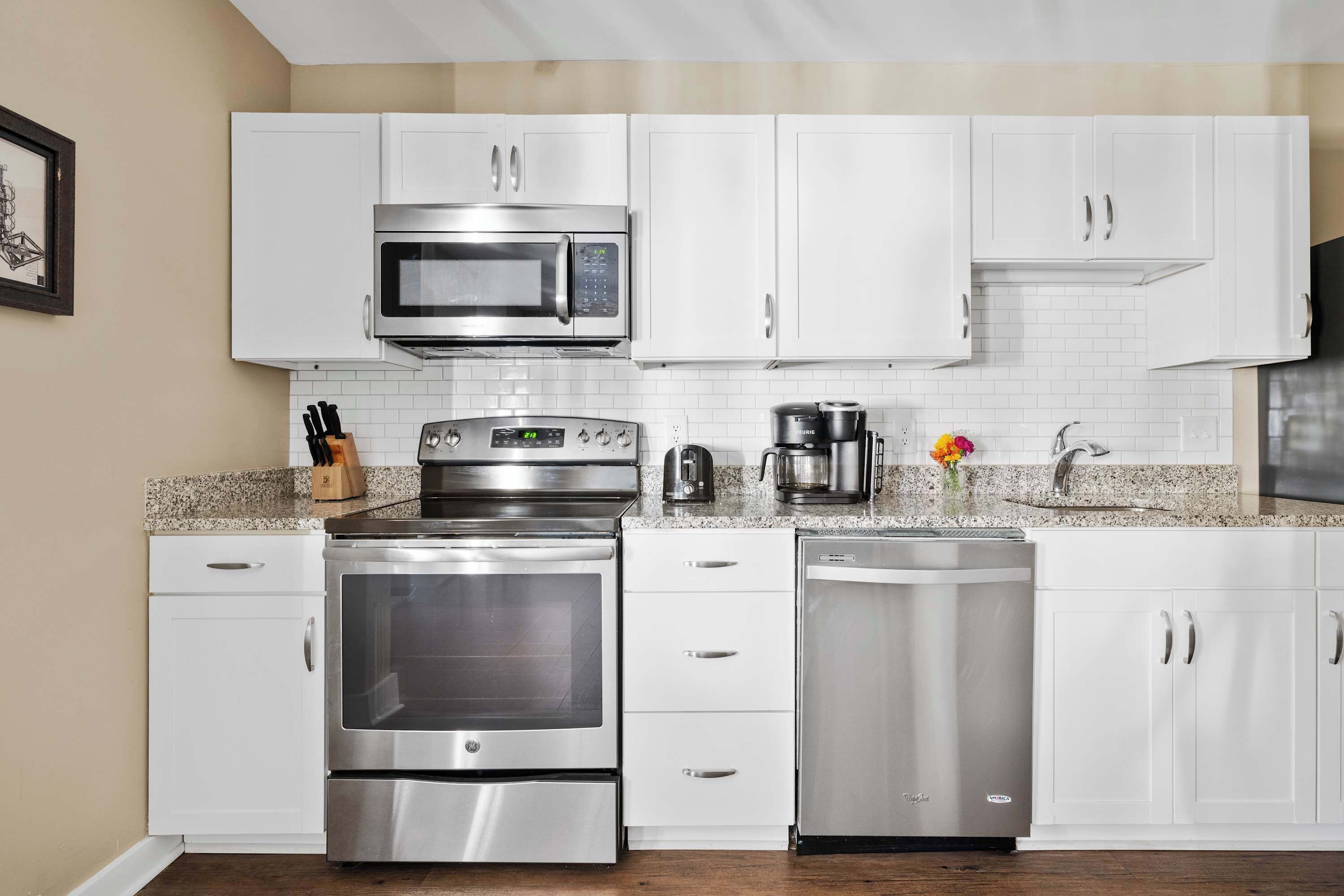 Refrigerador, microondas, horno y parrilla de estufa 