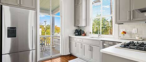 Refrigerador, microondas, horno y parrilla de estufa