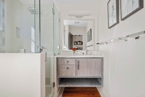 Shower, hair dryer, towels - Historical 2bd Home w. Outdoor Space + Parking (Charleston)