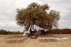 منطقة خارجية لإقامة الولائم والاحتفالات