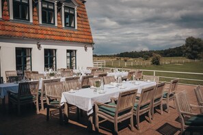 Outdoor banquet area - Cozy vacation apartment on an estate surrounded by nature (Schorfheide)