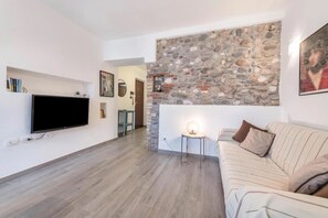 Interior detail - Secret Garda (San Felice del Benaco)