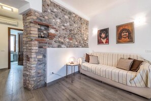 Interior detail - Secret Garda (San Felice del Benaco)