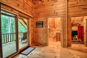 Interior - Large Log Cabin Rental Perfect for Families in Hocking Hills, Ohio (Logan)