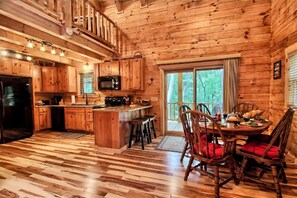 Dining - Large Log Cabin Rental Perfect for Families in Hocking Hills, Ohio (Logan)