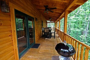 Outdoor dining - Large Log Cabin Rental Perfect for Families in Hocking Hills, Ohio (Logan)