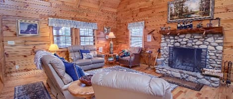 Televisión, chimenea, reproductor de DVD