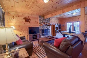 TV, fireplace, DVD player, ping pong - Secluded Log Cabin Rental with a Hot Tub in the Hocking Hills, Ohio (Logan)