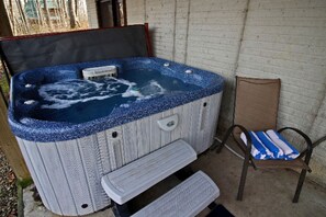 Outdoor spa tub - Secluded Log Cabin Rental with a Hot Tub in the Hocking Hills, Ohio (Logan)