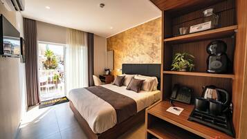 Deluxe Double Room, Balcony | Peti besi dalam bilik, meja, ruang kerja komputer riba