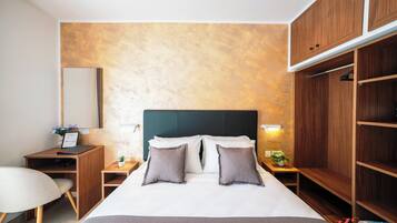 Deluxe-Doppelzimmer, Balkon | Zimmersafe, Schreibtisch, laptopgeeigneter Arbeitsplatz