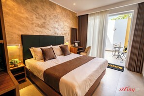 Caja de seguridad en la habitación y escritorio 