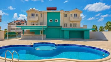 En sÀsongsöppen utomhuspool