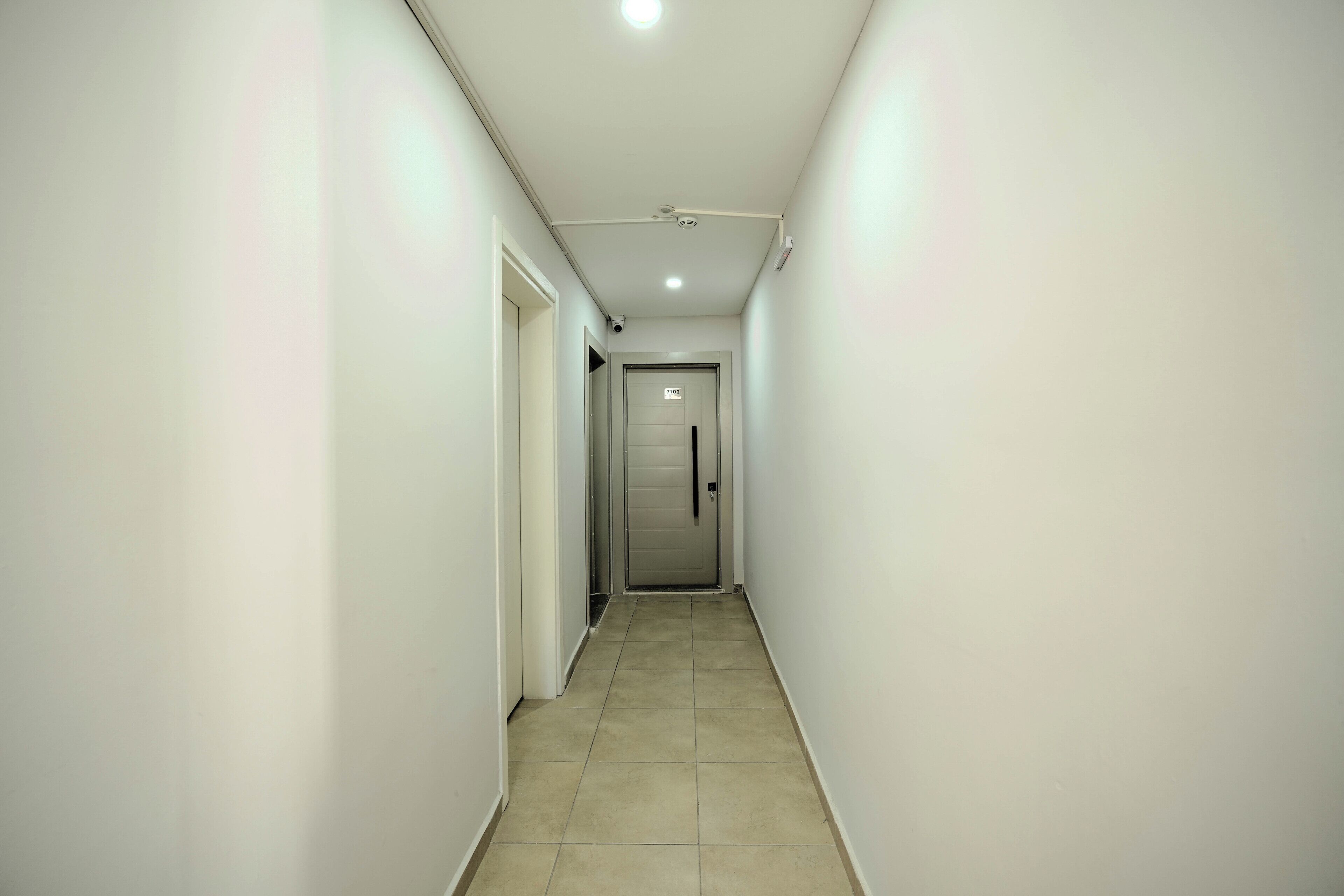 家庭房, 阳台 | 埃及棉床单、高档床上用品、办公桌、笔记本电脑工作区