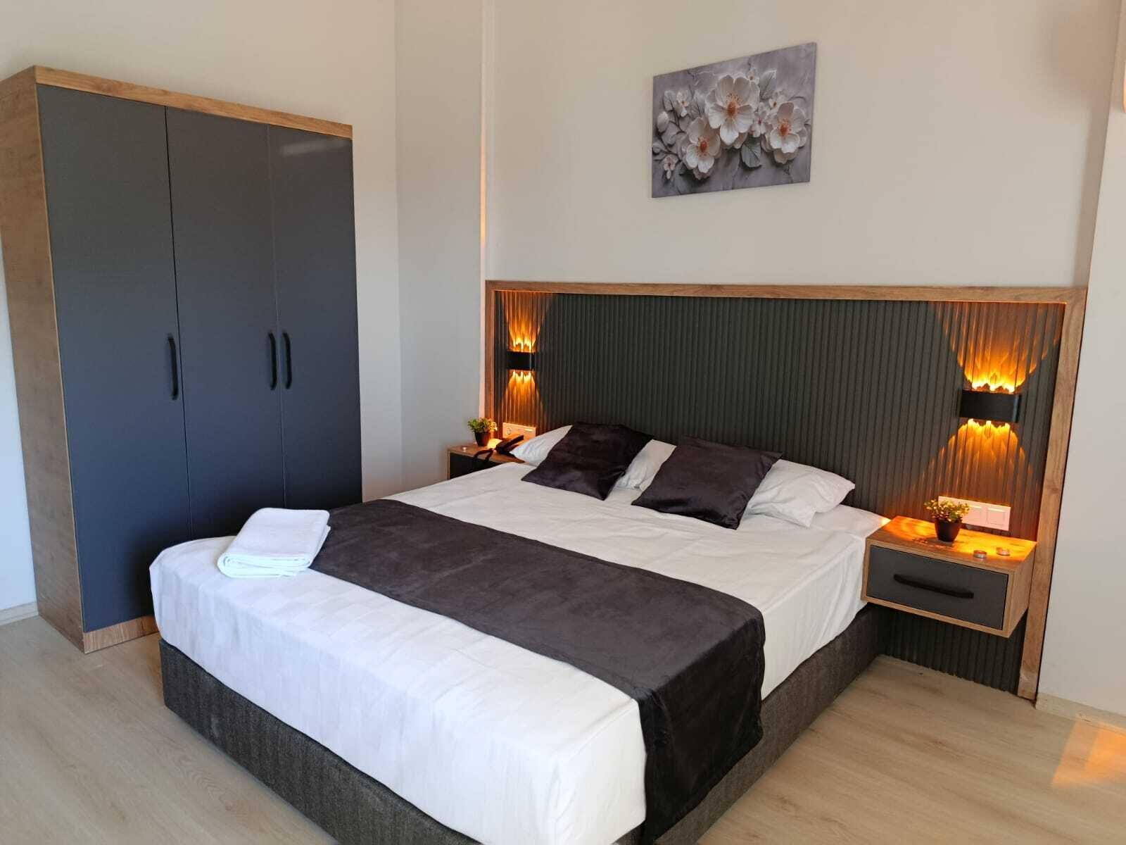 Työpöytä, kannettavalle tietokoneelle sopiva työtila, ilmainen Wi-Fi