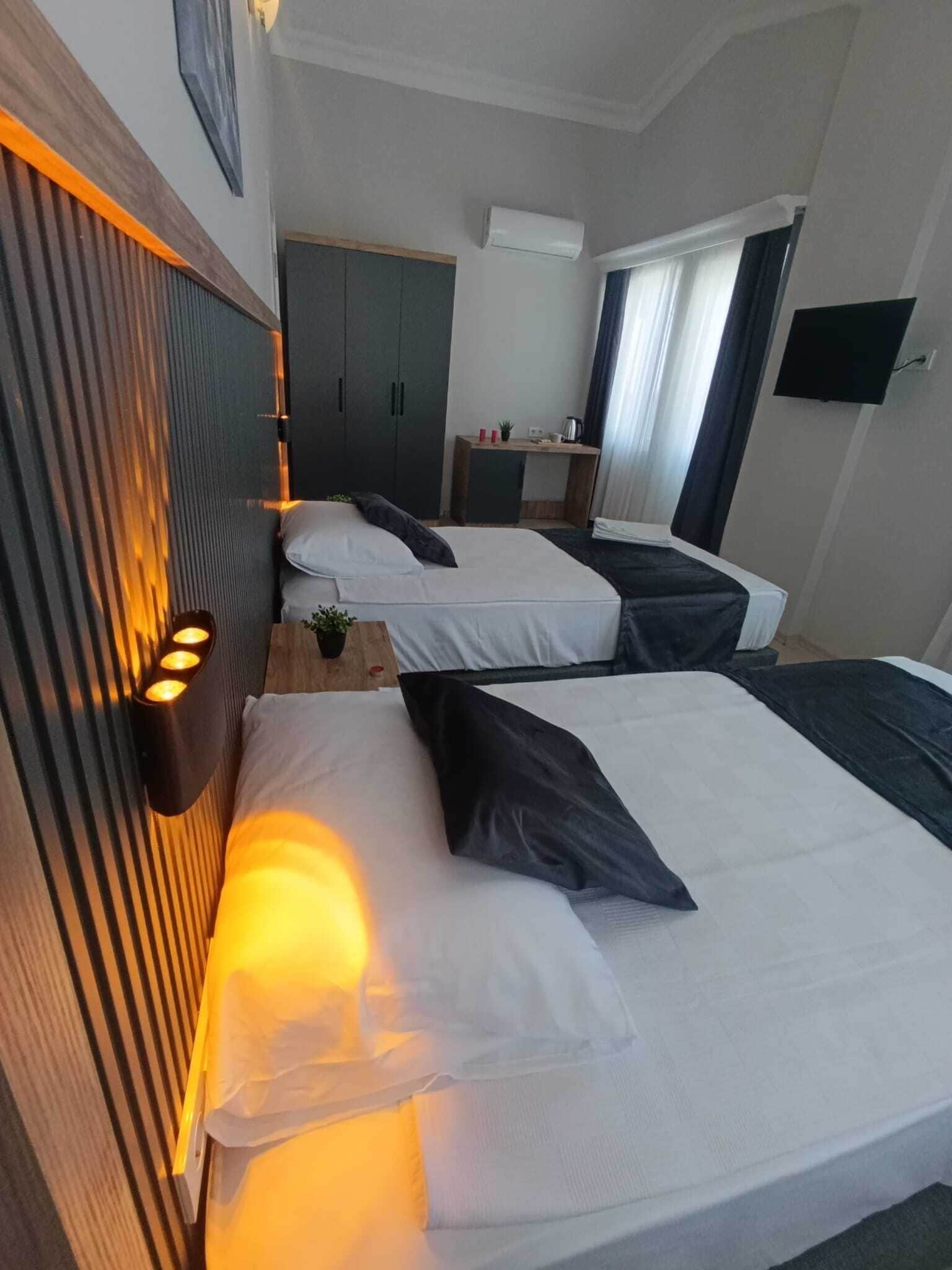 Familjerum för fyra - balkong - utsikt mot staden | Skrivbord, arbetsyta för laptop och gratis wi-fi