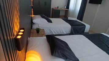 Chambre Quadruple Familiale, balcon, vue ville | Bureau, espace de travail pour ordinateur portable, Wi-Fi gratuit