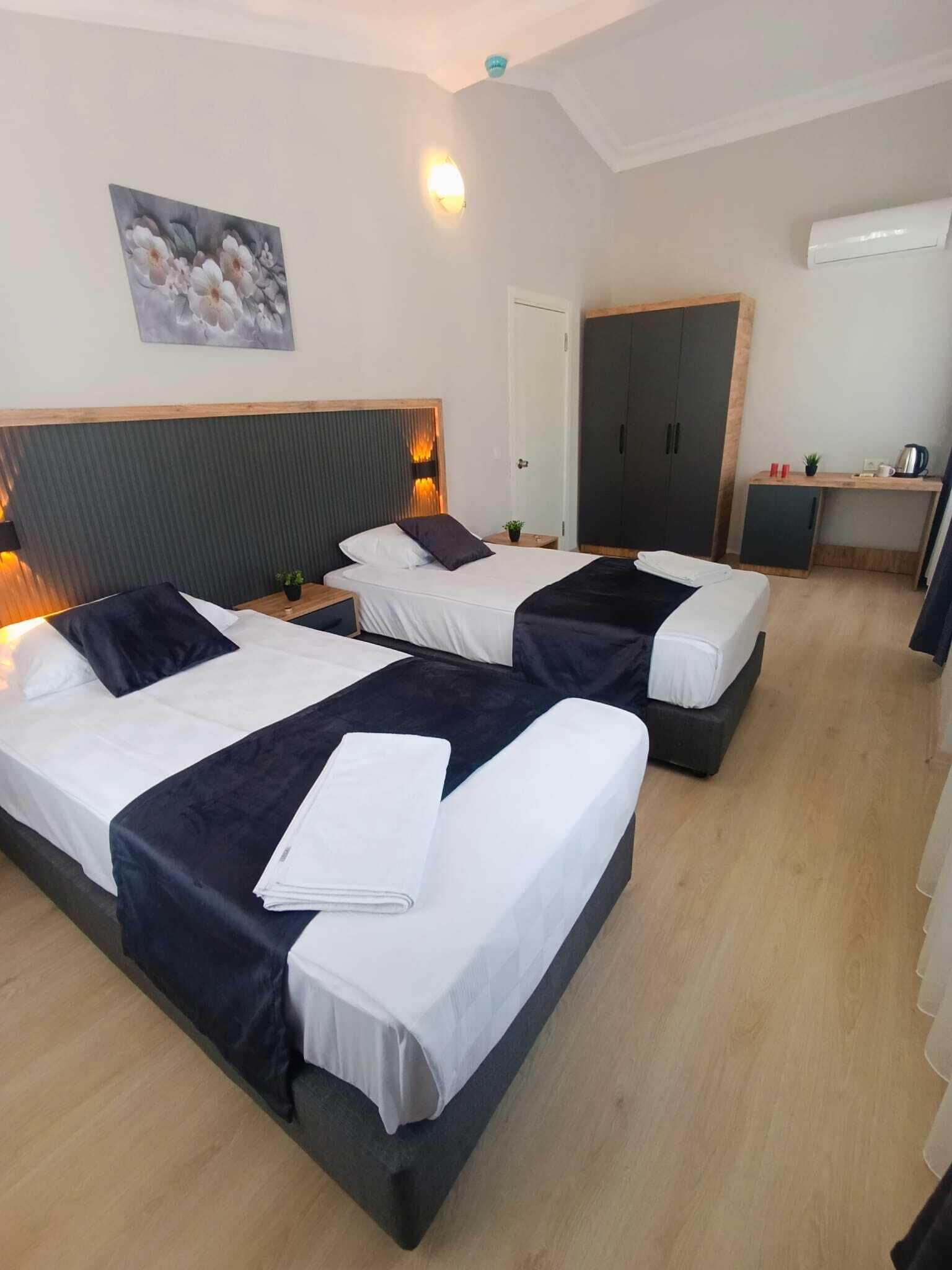 Skrivbord, arbetsyta för laptop och gratis wi-fi