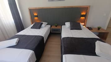 Chambre Quadruple Familiale, balcon, vue mer | Bureau, espace de travail pour ordinateur portable, Wi-Fi gratuit