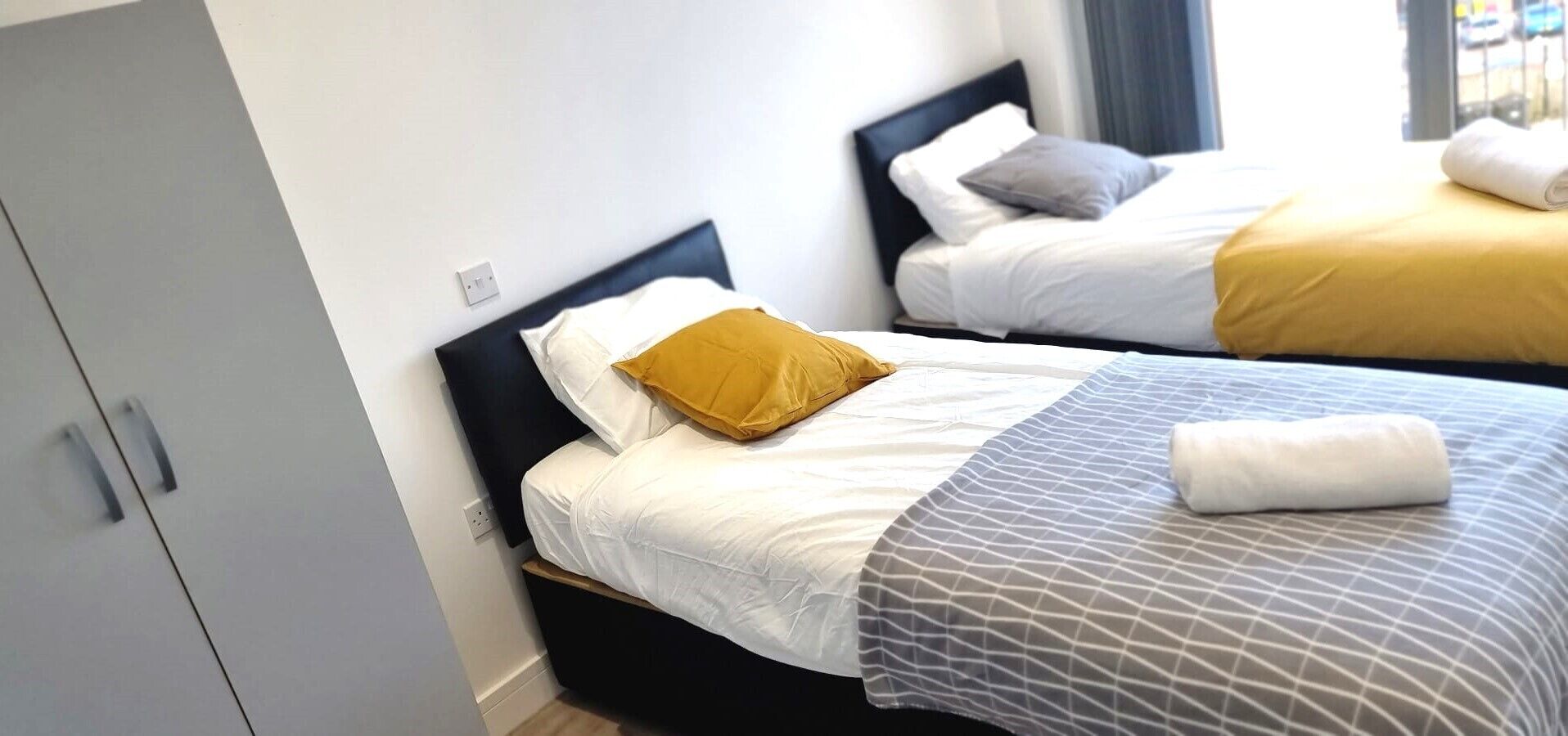 3 habitaciones, tabla de planchar con plancha, wifi y ropa de cama 