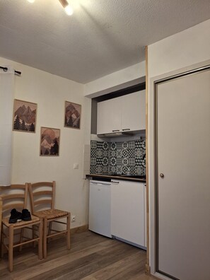 Fridge, microwave, coffee/tea maker, electric kettle - Charming Apart for 5 near the ski slopes (Allos)