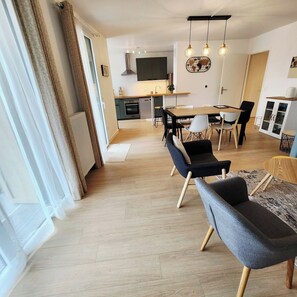 A modern apartment with a dining area, kitchen, and living space. - Elegant bright apartment in Senlis (Senlis)